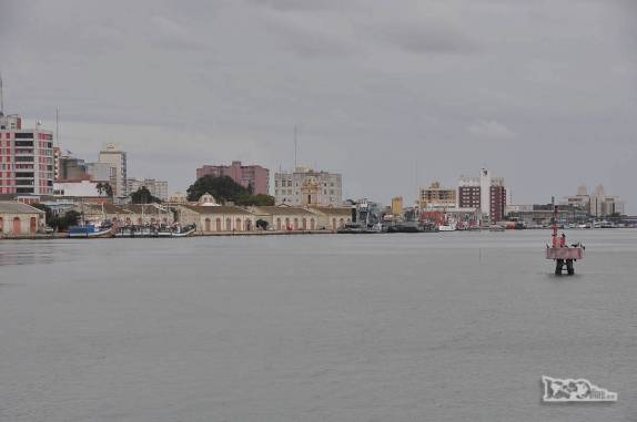 Já na balsa a caminho de São José do Norte, a cidade de Rio Grande, no sul do Rio Grande do Sul, fica para trás